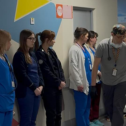 Лікарі "Охматдиту" провели коридор пошани для 13-річного хлопчика, що врятував чотири життя - 412x412