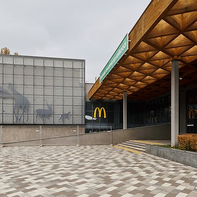На території зоопарку відкрили 50-й McDonald's у Києві - 412x412