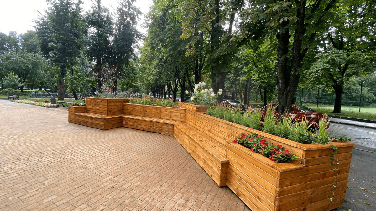 У Києві в сквері встановили вуличні меблі з озелененням: фото
