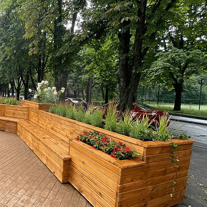 У Києві в сквері встановили вуличні меблі з озелененням: фото - 412x412