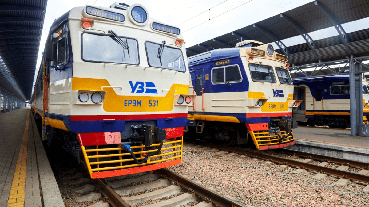 Станції міської електрички заговорили голосами зірок та волонтерів