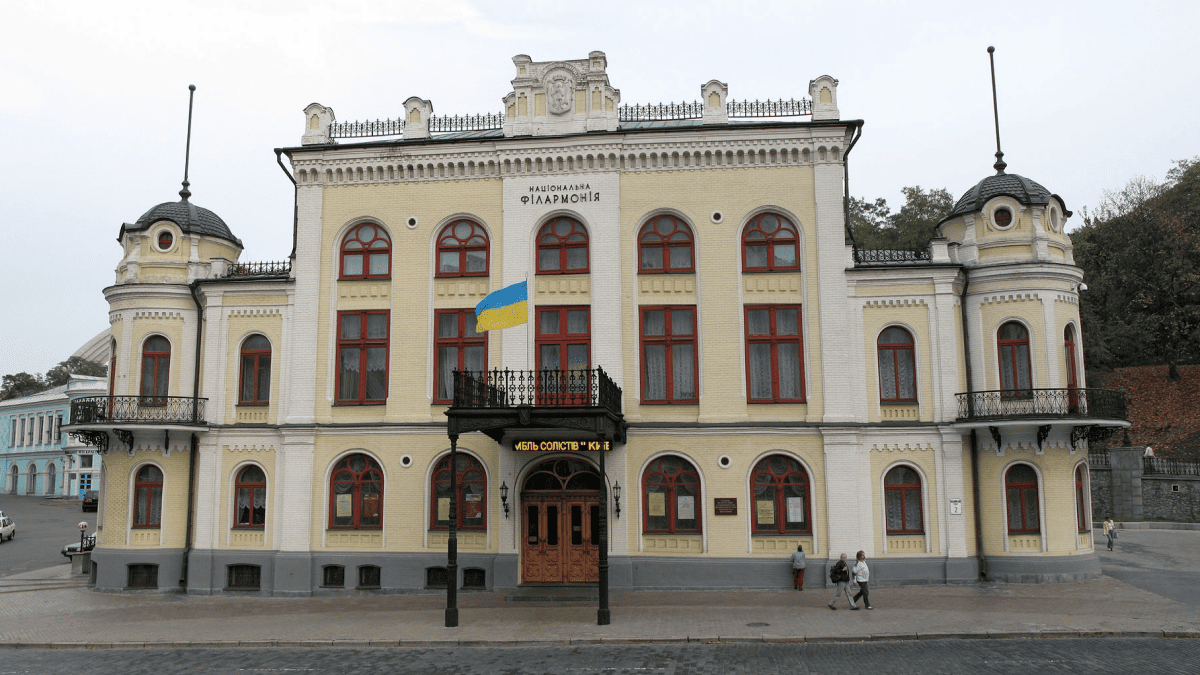 Біля Національної філармонії облаштували інклюзивні паркомісця та велодоріжку