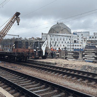 На вокзалі Києва почали будівництво першої в Україні безбар'єрної платформи - 412x412