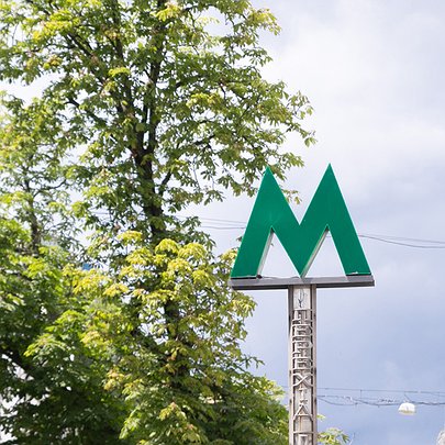 Внаслідок атаки рф пошкоджені наземні павільйони станції метро "Бориспільська" - 412x412