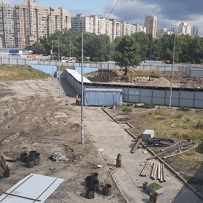 Метро на Осокорках під загрозою: кияни вимагають розібрати будмайданчик - 412x412