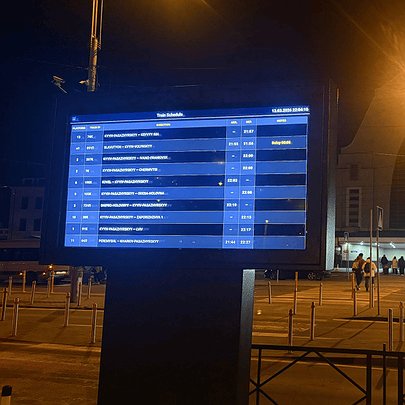 На паркінгу біля вокзалу Києва з'явився екран з інформацією про рейси - 412x412