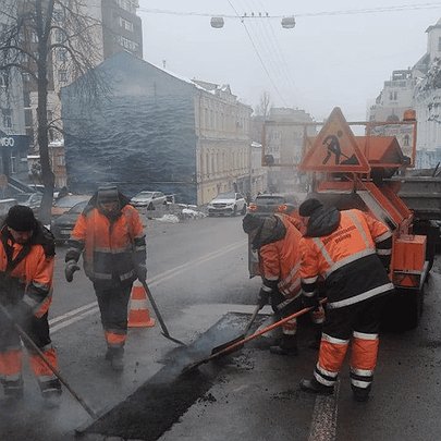 У Києві відремонтують аварійні ділянки: де обмежуватимуть рух 3-4 березня - 412x412