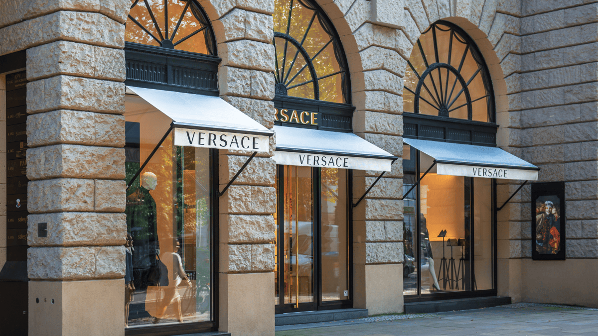 Компанія Prada придбала модний дім Versace за 1,4 млрд доларів