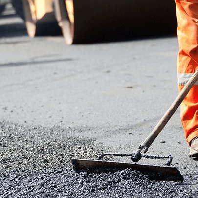 У Шевченківському районі сьогодні ремонтують дорогу: на яких ділянках обмежили рух - 412x412