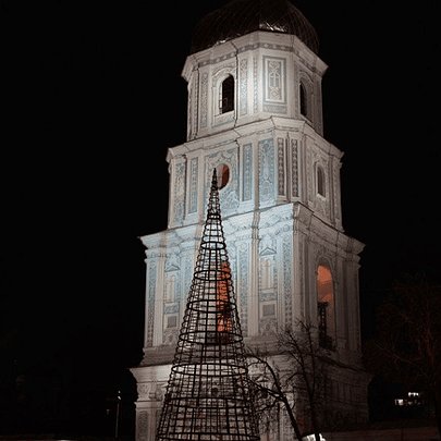 На Софіївській площі почали встановлювати ялинку: фото - 412x412