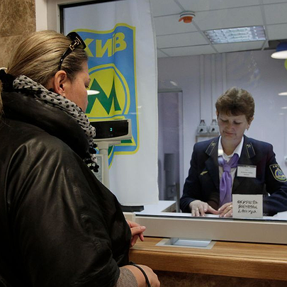 У метро Києва закривають останні каси, де можна було розрахуватися готівкою - 412x412
