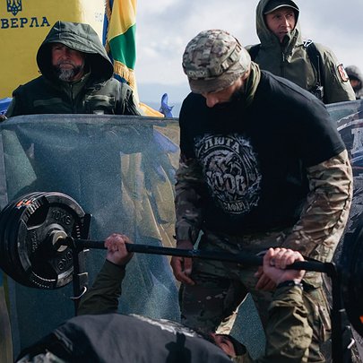 Українські воїни встановили рекорд світу із жиму штанги на Говерлі - 412x412