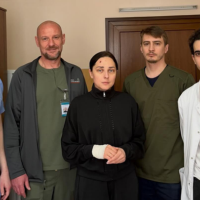 З лікарень виписали матір з сином, що були поранені під час теракту у Голосіївському районі - 412x412