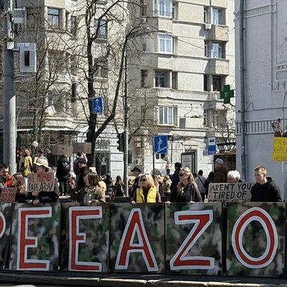У столиці відкриють мультимедійну виставку про родини полонених азовців - 412x412