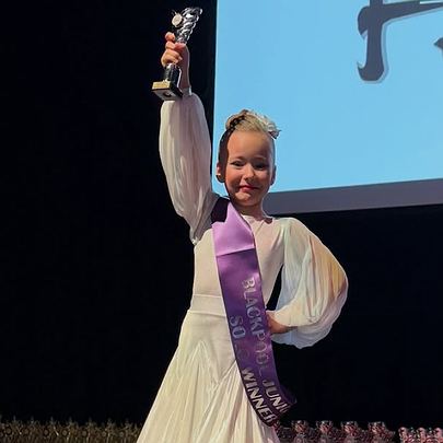 Шестирічна киянка перемогла на міжнародних змаганнях з бальних танців у Великій Британії - 412x412