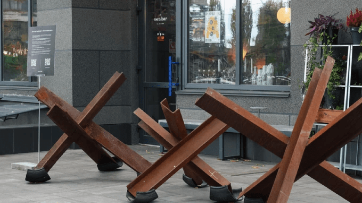 Біля Escobar встановили соціальні артінсталяції "Лінії оборони": фото