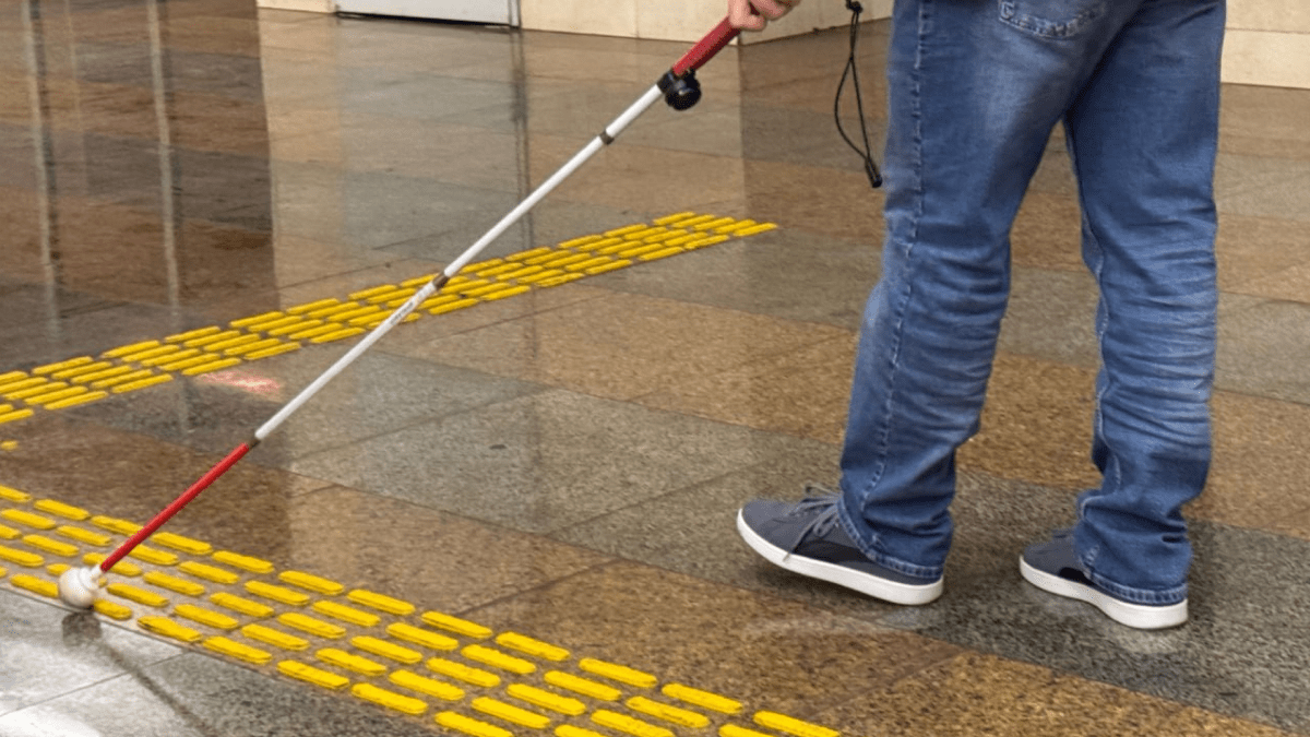 На станції метро "Олімпійська" облаштовують нові тактильні смуги