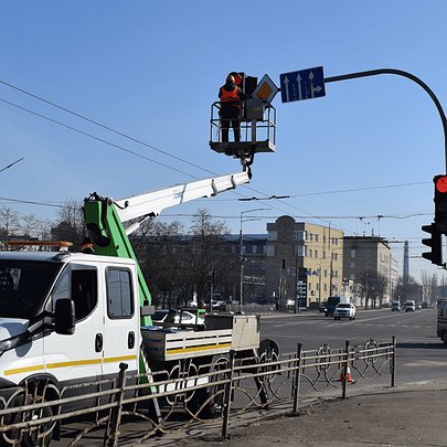 У Києві проводять весняну профілактику світлофорів та дорожніх знаків - 412x412
