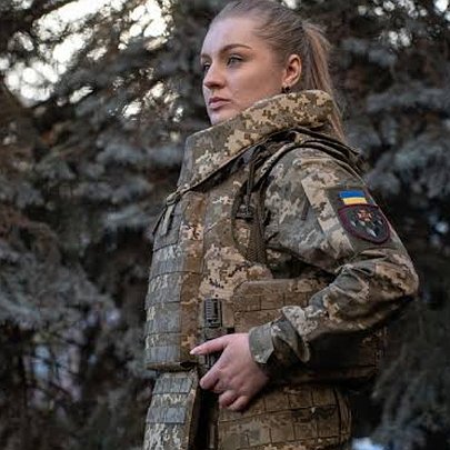 Військовослужбовиці ЗСУ вперше отримали жіночі анатомічні бронежилети - 412x412