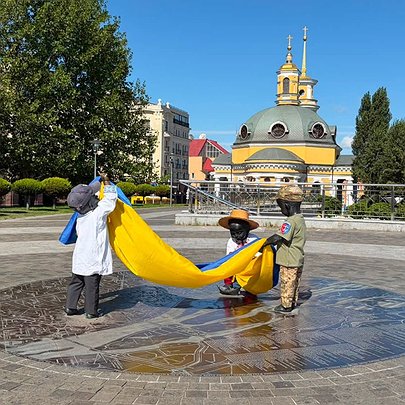 Малюків-засновників Києва перевдягли до Дня прапора та Дня Незалежності: фото - 412x412