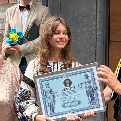 15-річна українка встановила національний рекорд, склавши іспит найвищого рівня з французької мови - 412x412