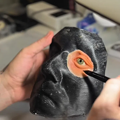 У центрі Unbroken волонтеру відновили обличчя з допомогою протеза - 412x412