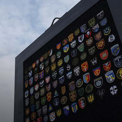 Під Аркою свободи українського народу встановили плиту з аеропорту Гостомеля - 412x412