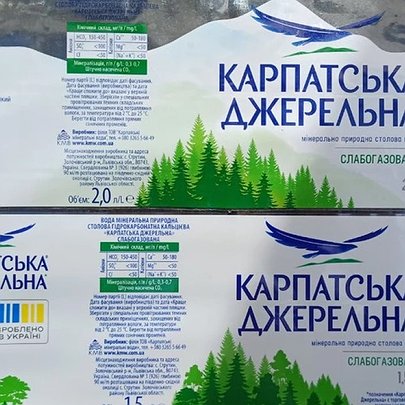 З пляшок води "Карпатська джерельна" прибрали згадку про Карпати після штрафу - 412x412