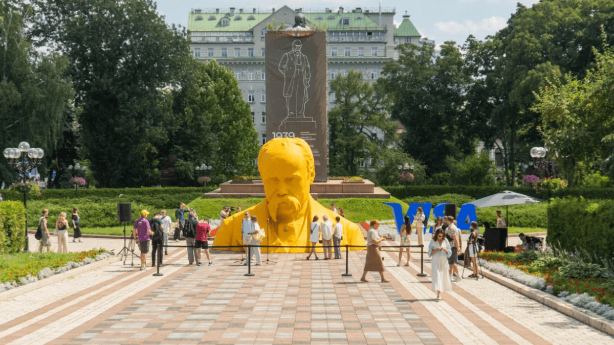 У центрі Києва з'явилася інсталяція "Світ очима Шевченка"