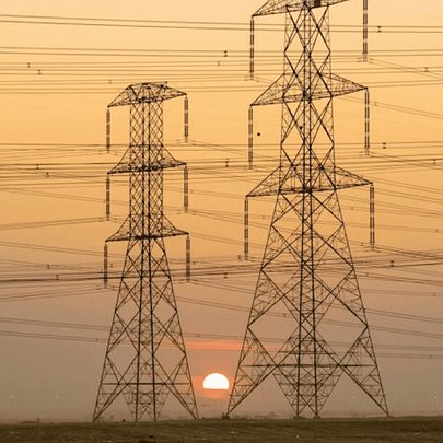 У Києві та Київській області діють відключення світла: графіки ДТЕК - 412x412