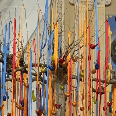 На Центральному вокзалі Києва зʼявилося Великоднє дерево зустрічей - 412x412