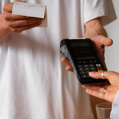 У Держпродспоживслужбі пояснили, чи можуть заклади включати в чек плату за генератор - 412x412