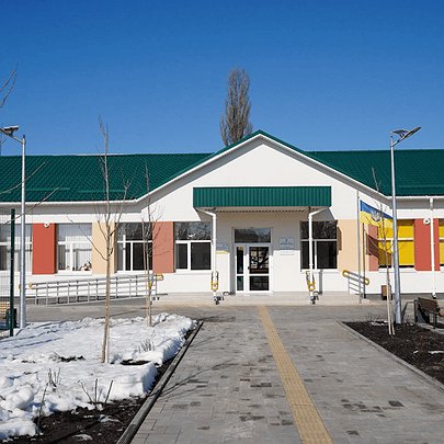 На Київщині відновили гімназію, пошкоджену внаслідок бойових дій: фото - 412x412