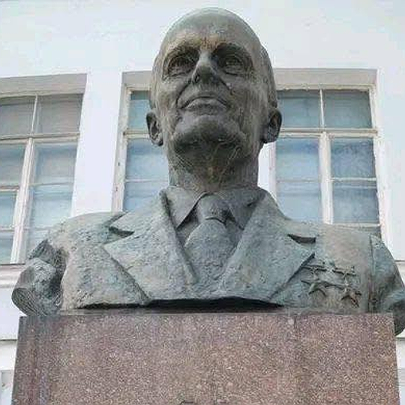 У столиці пошкодили пам'ятник Борису Патону - 412x412