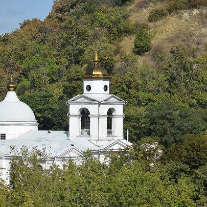 Воздвиженський храм на Подолі пошкоджений внаслідок російської атаки - 412x412