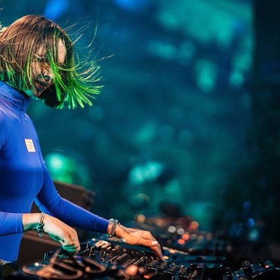 Українська диджейка Miss Monique випустила спільний трек з Роббі Вільямсом - 412x412