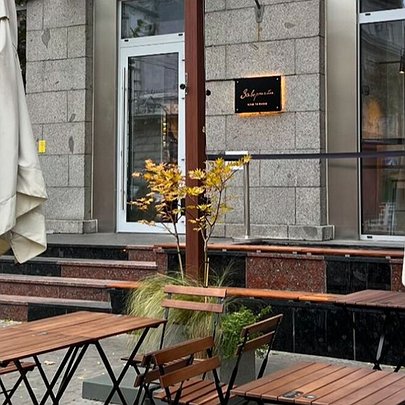 Російська атака зруйнувала "Завертайло" біля Софіївської площі - 412x412