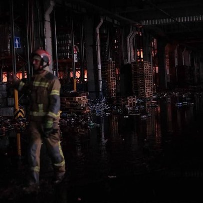 Російська атака знищила сортувальний центр Нової пошти у Києві - 412x412