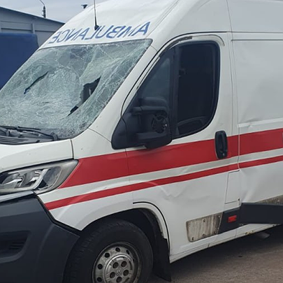 Через ворожу атаку у Києві знищена карета "швидкої": постраждали медики - 412x412