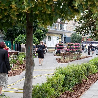 Біля станції метро "Політехнічний інститут" замість МАФів облаштували сквер: фото - 412x412