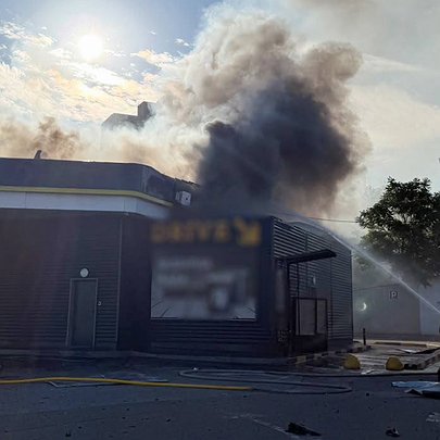 У ДСНС показали кадри ліквідації наслідків обстрілу РФ у Києві - 412x412