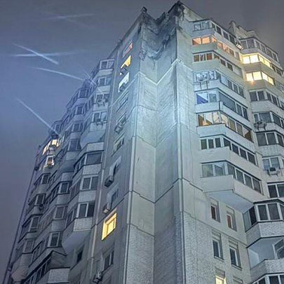 Росія атакувала Київ: внаслідок падіння уламків розгорілася пожежа - 412x412