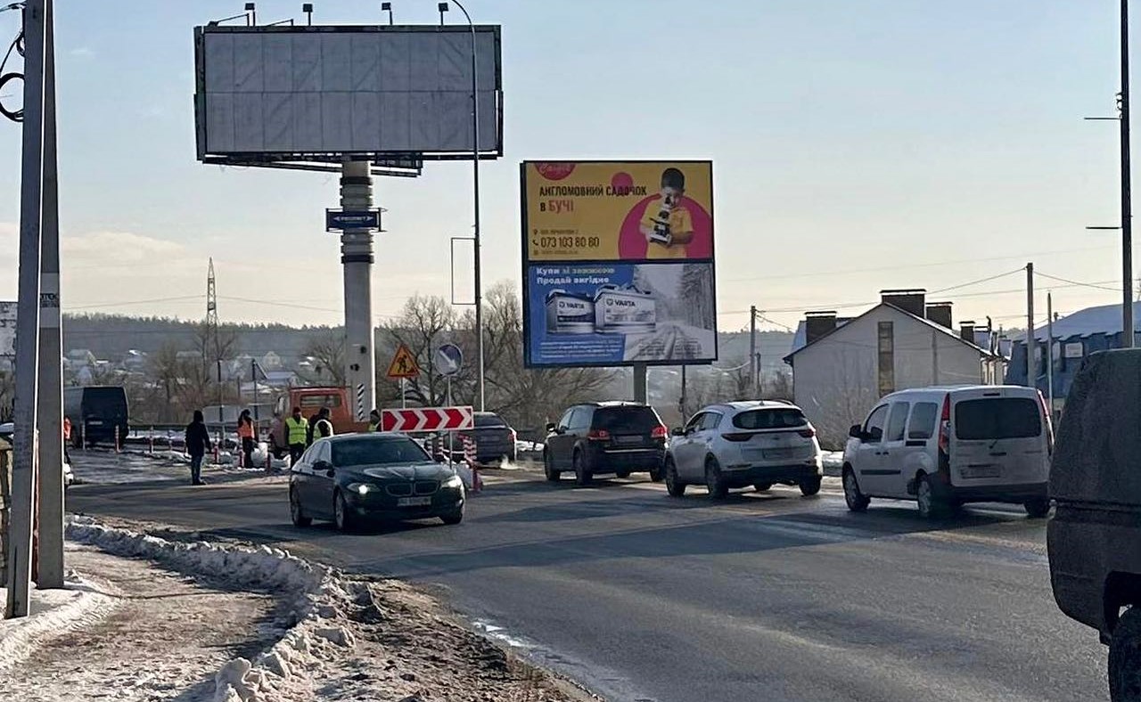 На Гостомельському мосту частково відкрили рух: автівки можуть їхати в бік Києва