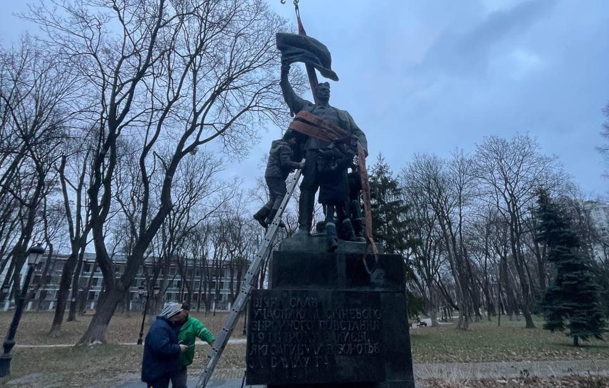 У Маріїнському парку демонтували пам’ятник учасникам антиукраїнського Січневого повстання