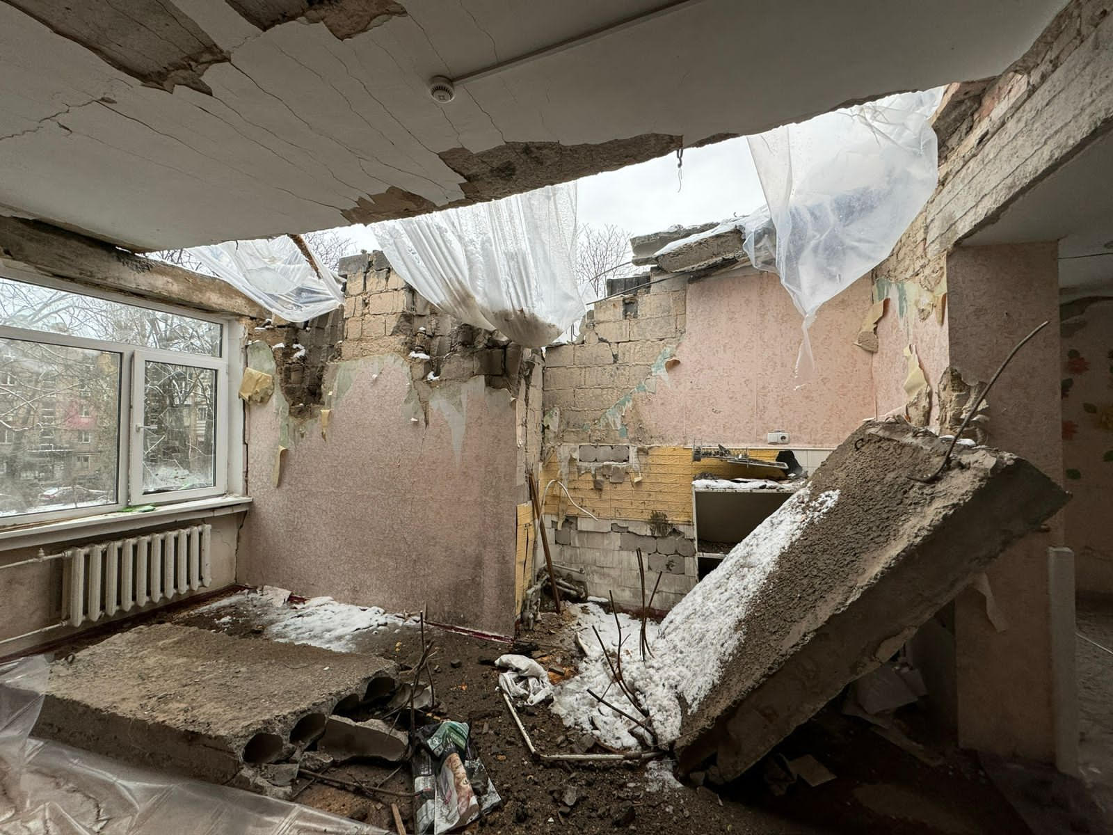 Перебудують половину будівлі: в Києві відновлять дитсадок, який постраждав під час дронової атаки