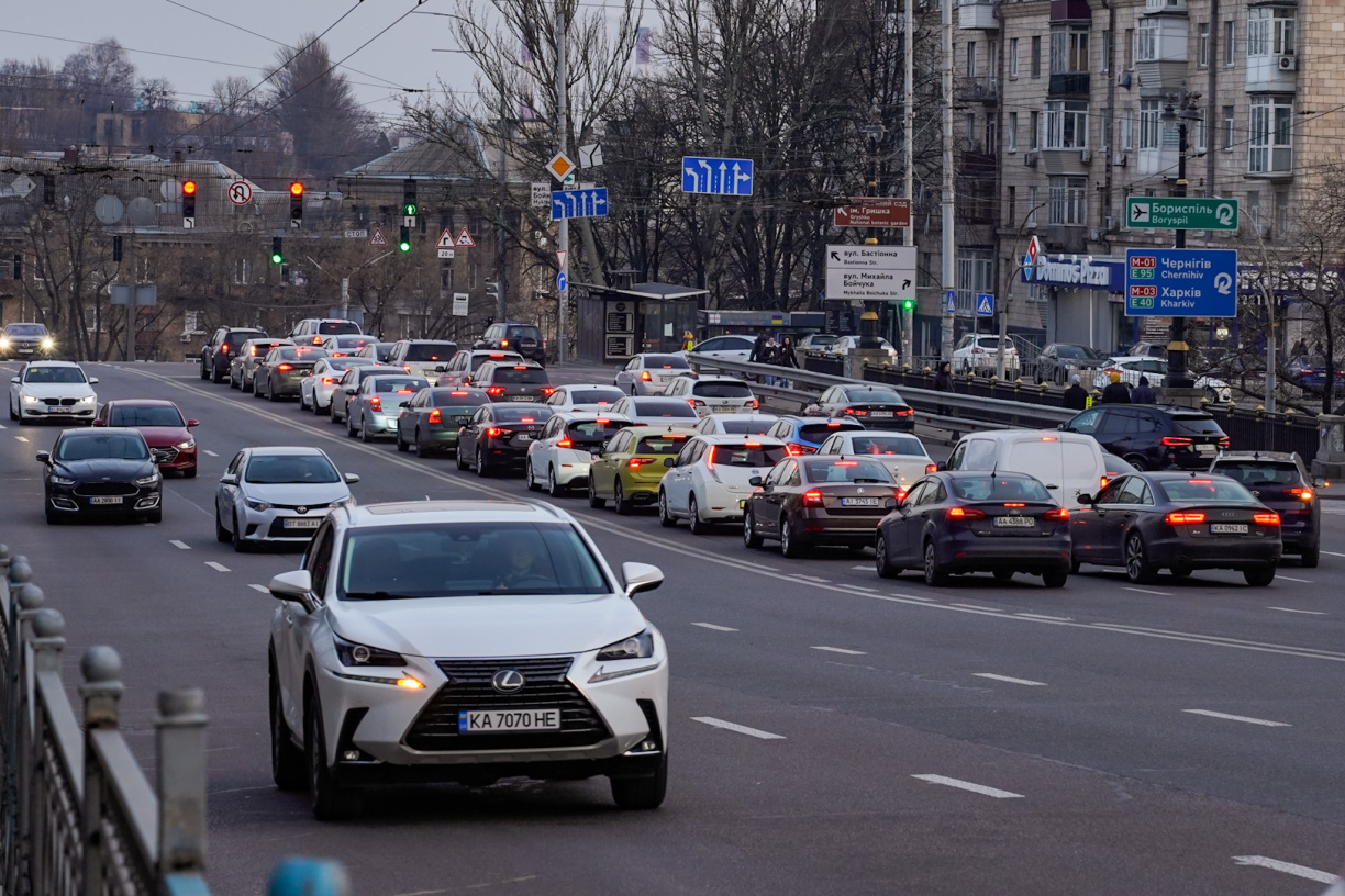 На деяких дорогах Києва дозволену швидкість руху збільшать до 80 км/год: перелік вулиць