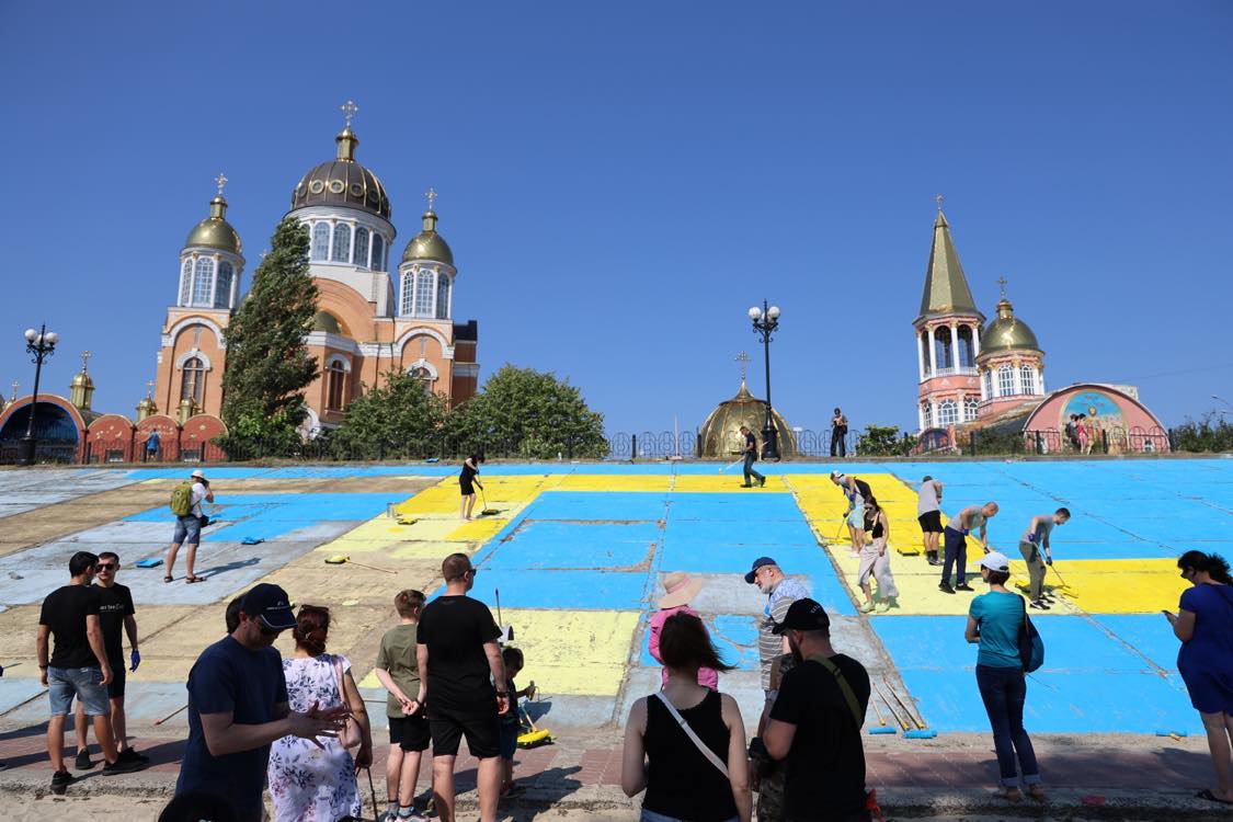 На Оболонській набережній оновили кримськотатарський прапор
