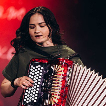 Як Angy Kreyda стала Просто Endji: про скандал із продюсером, сольну кар’єру та відьомську силу - 412x412