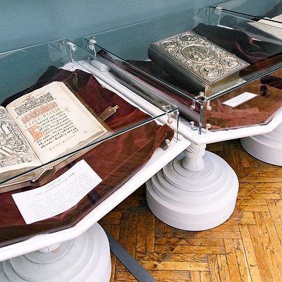 Прокляті книжки, Пересопницьке Євангеліє і подарунки від СБУ: що можна побачити в Музеї книги і друкарства України - 412x412