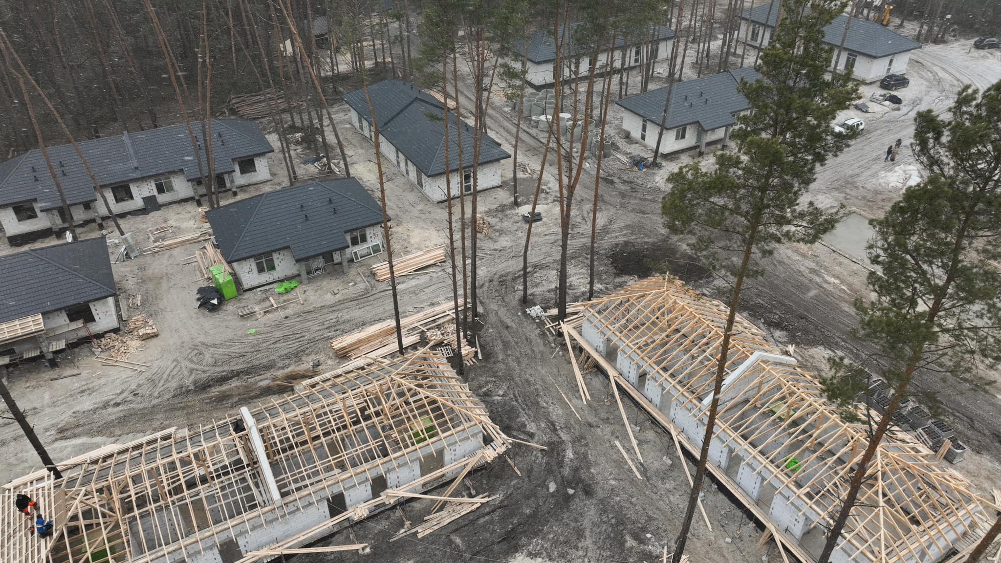 На Київщині будують містечко для ветеранів і їхніх родин: житло зводять у хвойному лісі біля озера